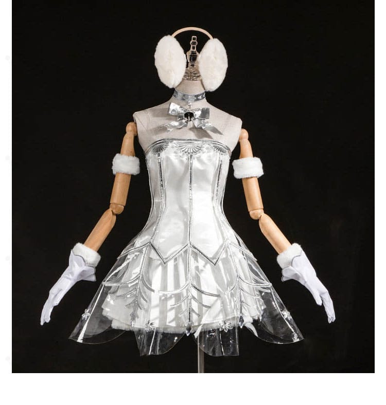 初音ミク シンフォニー2025 コスプレ衣装の正面全身写真。ドレスとベールのシルエットが分かる構図