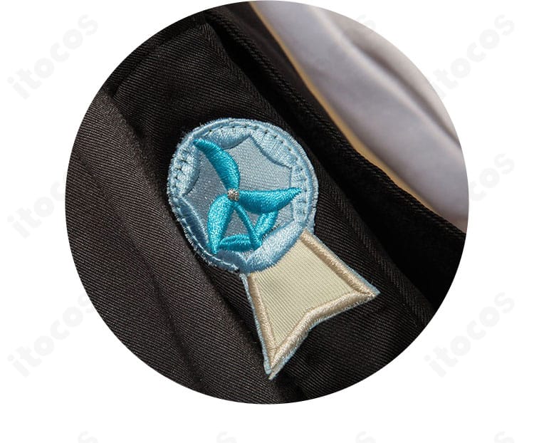 肩パッドまわりの装飾アップ。立体感のある意匠とライン取りを確認できるウェンディ・フート衣装のディテール