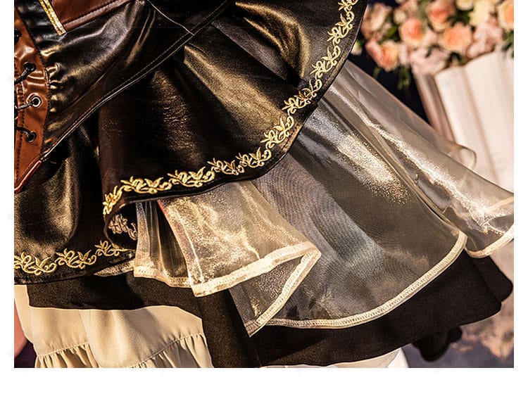 スカート装飾の詳細。縁取り刺繍と意匠パターンが美しく表現された様子。