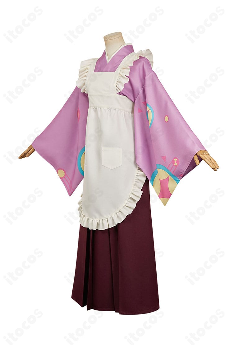 左側面から見た塚原音子の着物コス。袖丈のバランスと囲みエプロンの回り込みを確認できる。