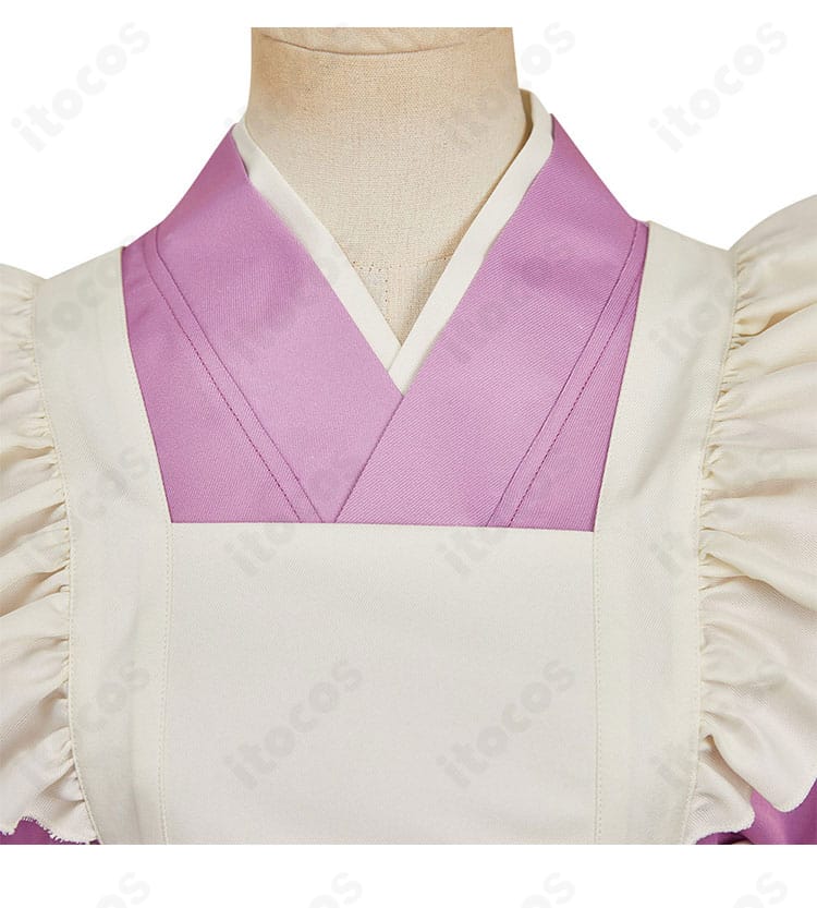 衣領装飾のクローズアップ。塚原音子の着物らしい襟元の刺繍と装飾パーツの質感を詳細に表現。