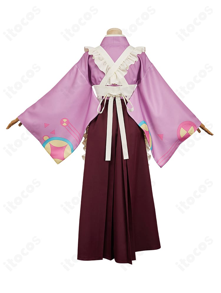 背面から見た塚原音子コスプレ衣装。背部の大きな蝶結びと袴のドレープ、エプロンの背面ラインが際立つ。