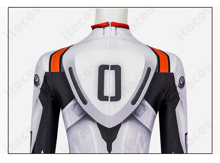 背面装飾のクローズアップ。背中のライン取りと開閉構造の仕上げを示す。