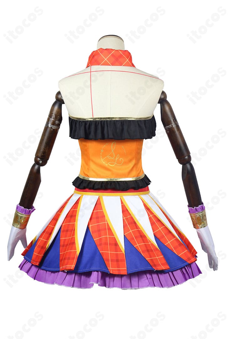 背面画像。背中の留め具位置とスカートの後ろライン、髪飾りの見え方を確認できる紅林珠璃の衣装後ろデザイン。