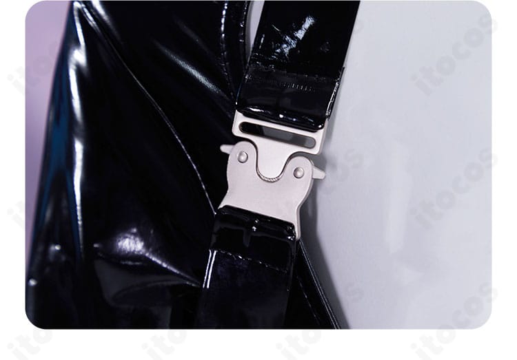 肩紐ディテール。透明ストラップとの取り合わせと、縫製の仕上がりが分かる近接写真。