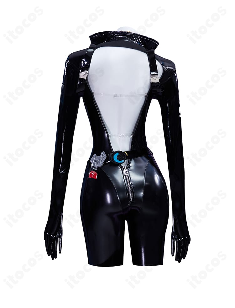 背面図。背中のストラップ構成やベルト位置、背面装飾のバランスが見えるエスケープクイーン衣装。