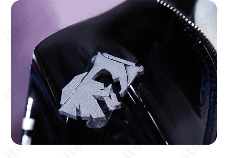 肩パーツの装飾アップ。ライン取りと意匠のアクセントが映えるエスケープクイーン衣装のショルダー部。