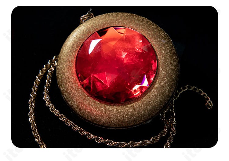 首飾りクローズアップ。クエンシーのエスケープクイーンに合わせたネックレス装飾の質感と形状。