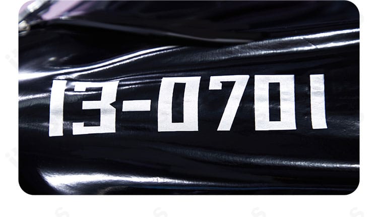 袖部分の装飾アップ。カフ周りのデザインと配色が分かるクエンシー衣装の袖ディテール。