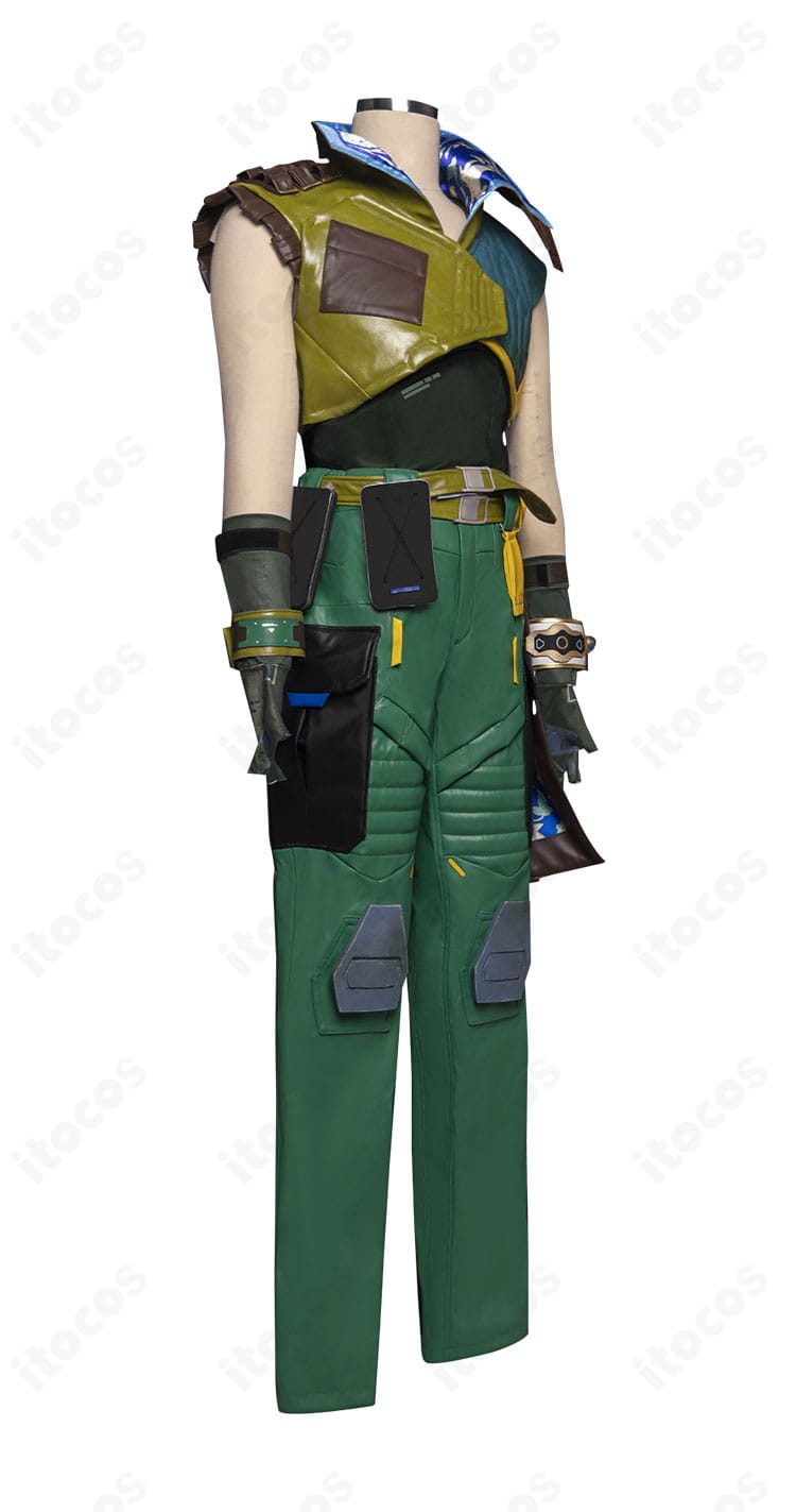 ハーバー衣装の側面。コートのラインと腰・脚部の装飾配置、動きやすさを意識したシルエットを確認。