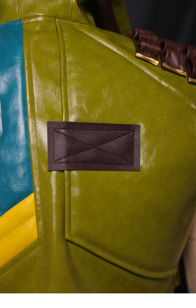 背面ディテールの近接。背面の切替ラインと装飾の質感が分かる仕上がり。