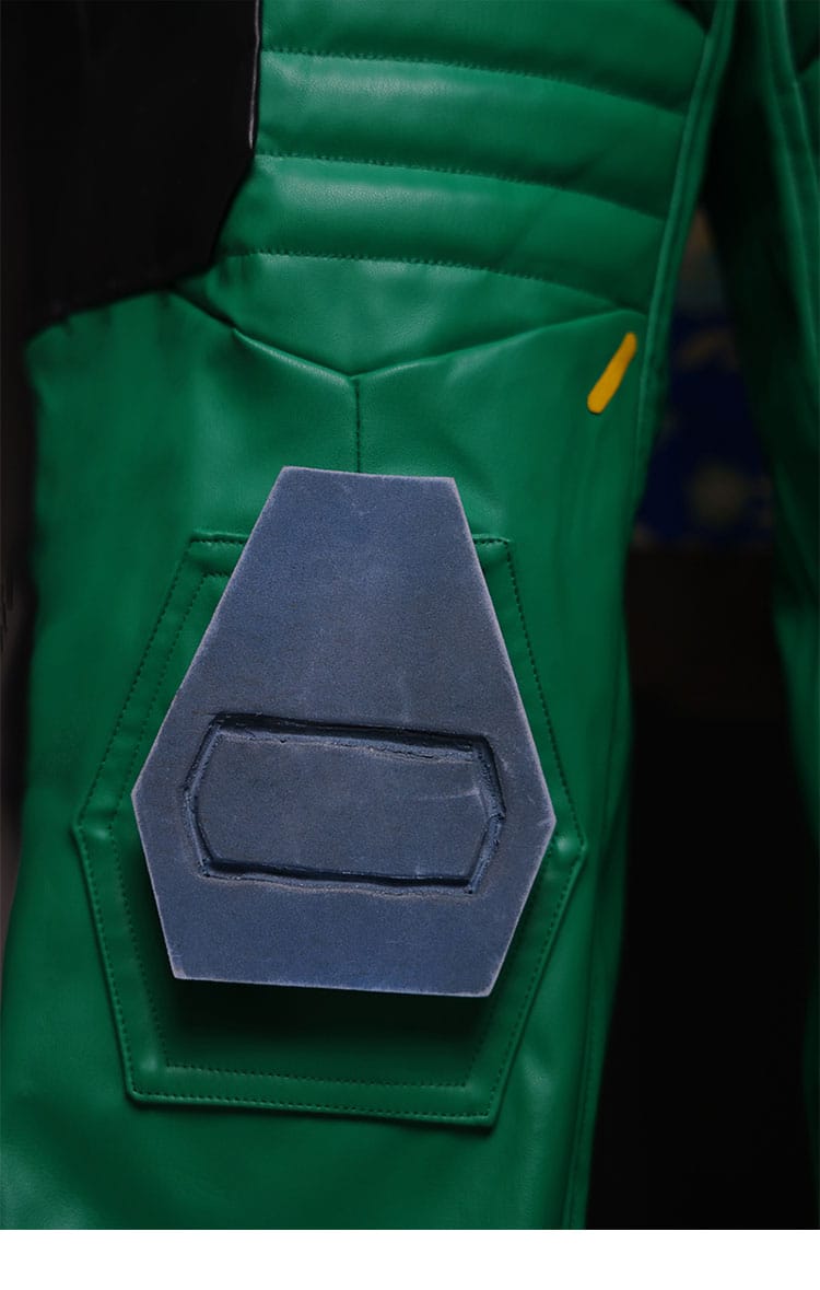 パンツ脚部の装飾ディテール。ニーパッドとのバランスや立体感が分かる。