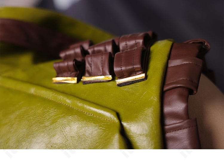 肩周りの装飾アップ。タクティカル感を演出するショルダーの意匠が際立つ。