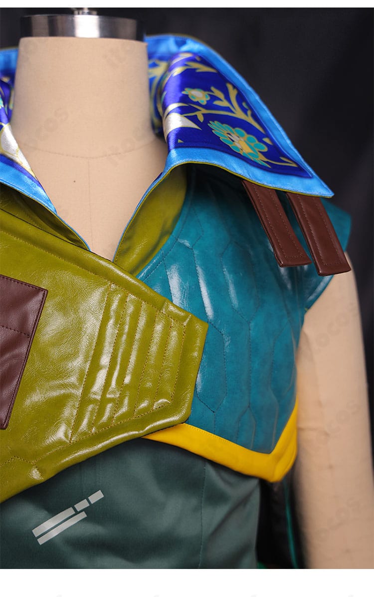 襟元ディテールの近接。タクティカルテイストを強調する襟の意匠とステッチワークが見える。