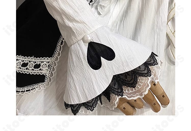 袖口装飾のクローズアップ。丁寧な縫製と装飾ラインの仕上がり