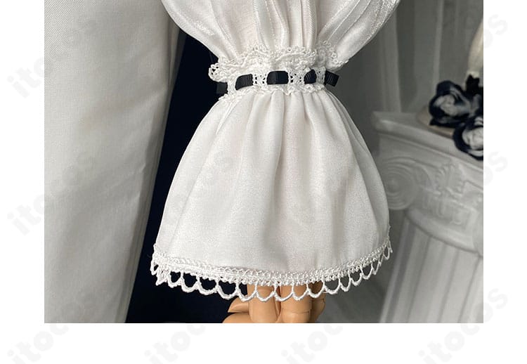 KAITO コスプレ衣装の袖口ディテール。袖先の切り替えと装飾ラインの縫製を示す拡大画像