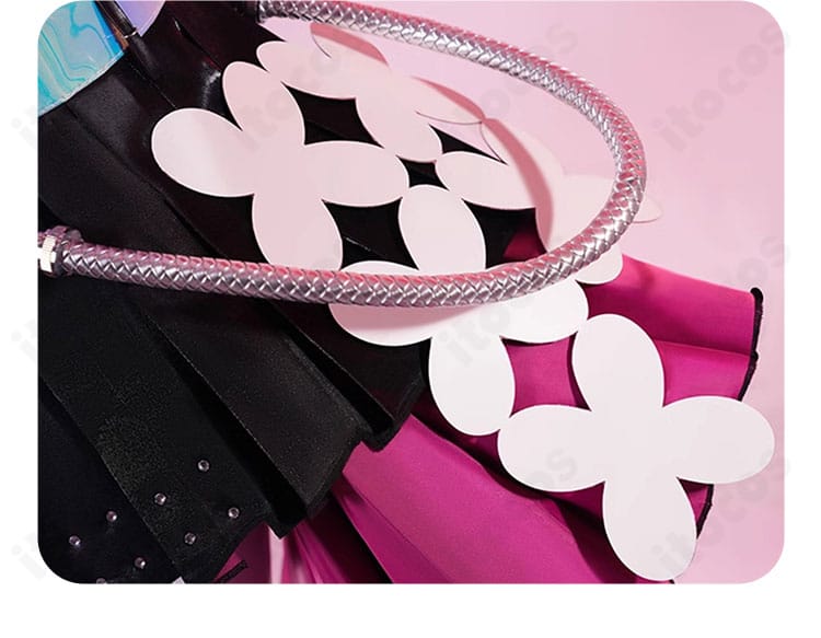 腰飾りのクローズアップ。立体パーツと留め具の仕様が分かる詳細写真。