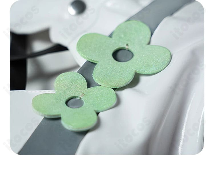 襟周りの装飾ディテール。コートの襟元とエッジの仕立てが分かる拡大写真。