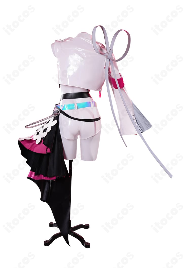 初音ミク レーシングミク2025Ver. コスプレ衣装の背面。背中のライン配置と裾の構成が確認できる画像。