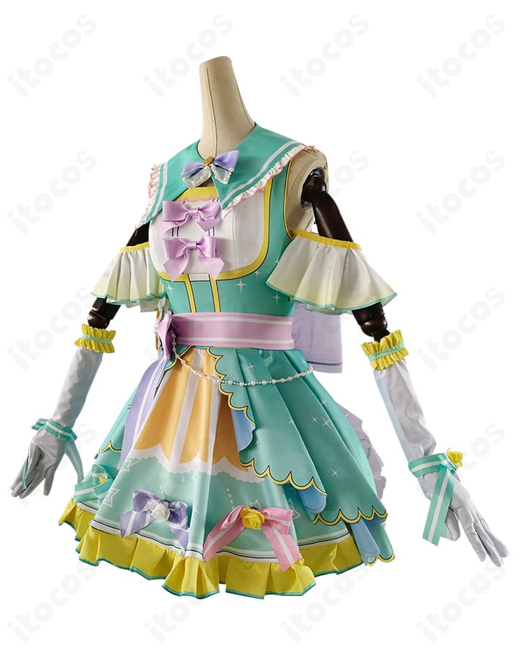 ラブライブ！スクフェス 小泉花陽 カウントダウンライブ編 コスプレ衣装の側面。腰飾りや袖のディテール、身体に沿うフィット感を確認できる写真