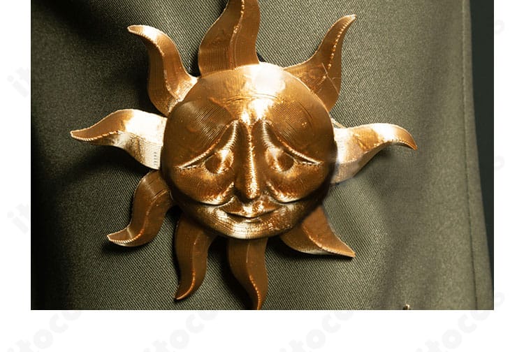 ズボン飾りと太陽モチーフの細部。象徴的な太陽装飾の質感と配置