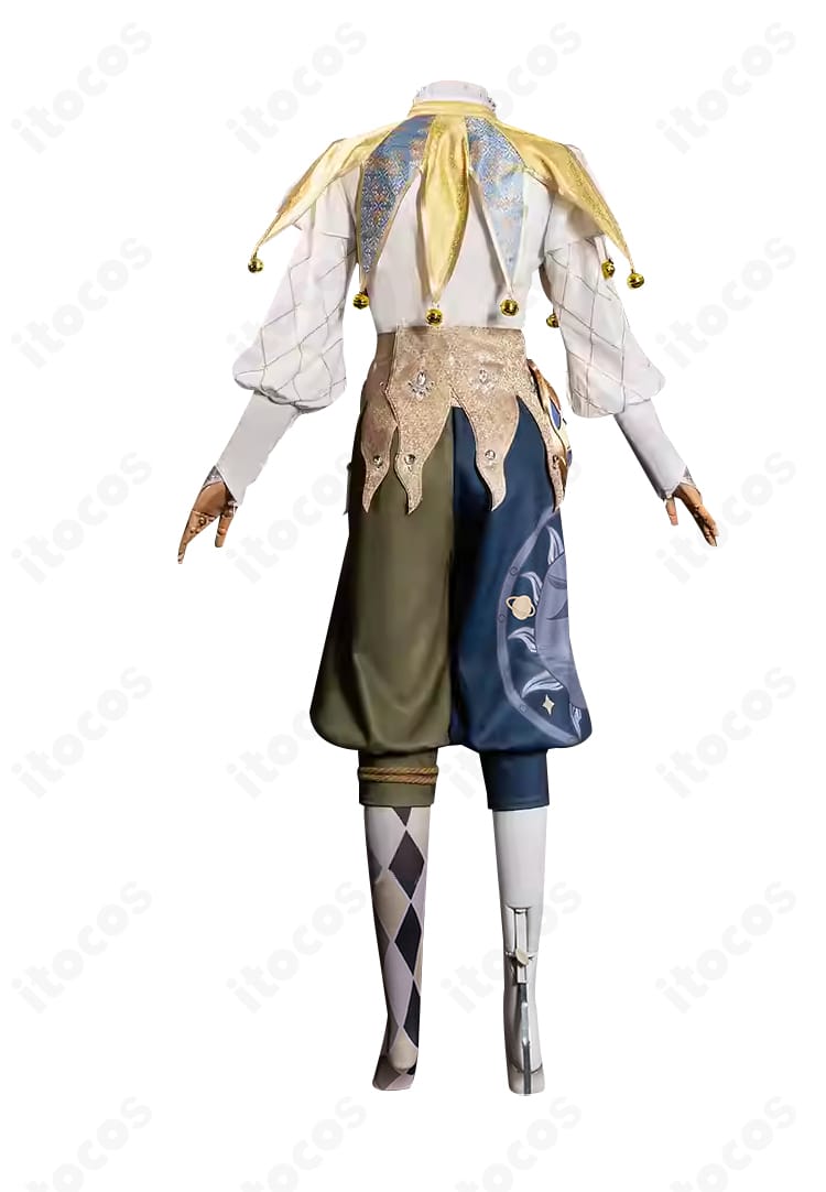 商品背面。背面のシルエット、ストールのライン、ウエストから裾の形状を確認