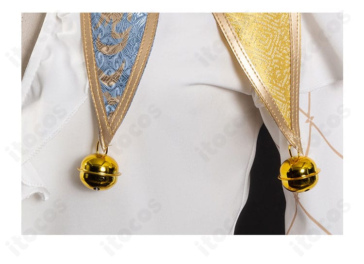 披肩の鈴飾りクローズアップ。金属パーツの質感と縫製固定を詳細に撮影