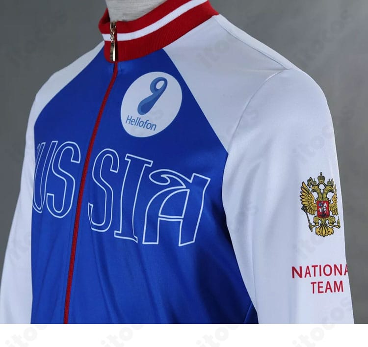 肩から袖にかけての装飾ディテール。立体的なパーツ配置で存在感を演出するユーリ・プリセツキー衣装。