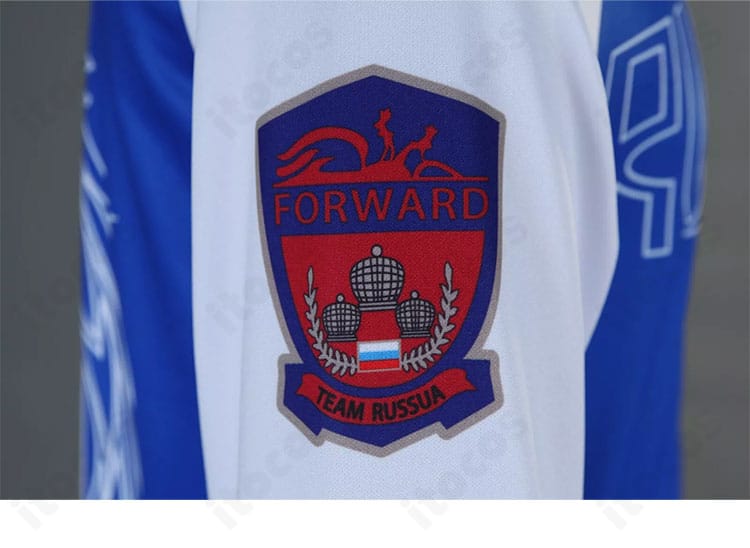 右袖の装飾アップ。左右での意匠バランスと縫製の丁寧さを示すユーリ・プリセツキー衣装。