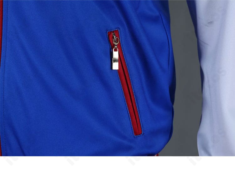 ポケット付近の装飾ディテール。縁取りと刺繍の取り合わせで質感を高めたユーリ・プリセツキー衣装。