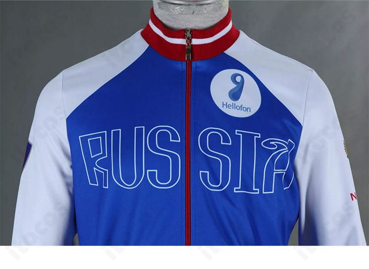 襟の装飾ディテール。ユーリ・プリセツキー衣装の襟元刺繍と縁取りの質感が分かる近接カット。