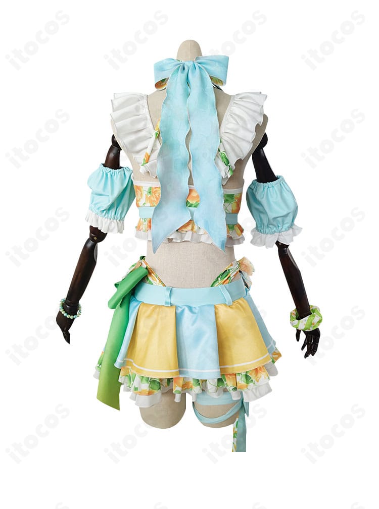 背面ビュー。背中周りのカッティングとスカートの落ち感を確認できる、小泉花陽 くじ引き堂水着衣装の後ろ姿