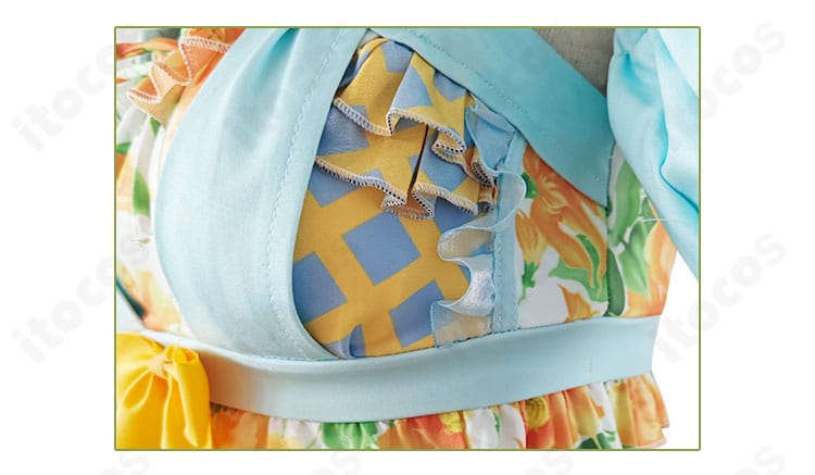 襟元のアップ。小泉花陽 コスプレ衣装の襟装飾やステッチワークを捉えたクローズアップ