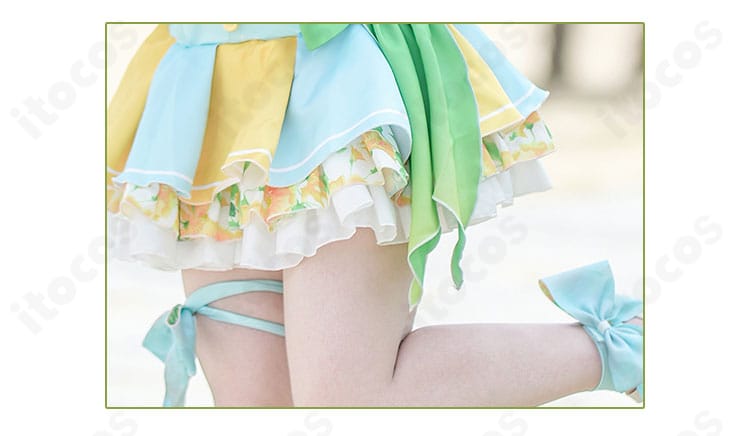 スカート装飾のアップ。フリルと縁取りの質感が伝わる、小泉花陽 くじ引き堂水着コスチュームのディテール