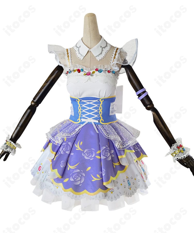 東條希 ロイヤルプリンセス編コスプレ衣装の正面ディテール。胸元装飾と配色、トリムの質感が分かるアップ。