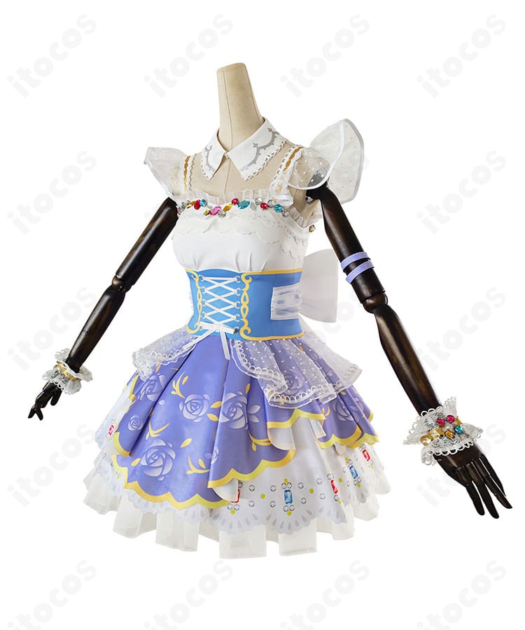 東條希 ロイヤルプリンセス編コスプレ衣装の側面。ウエストラインと袖口のフィット感、装飾の配置が見える。