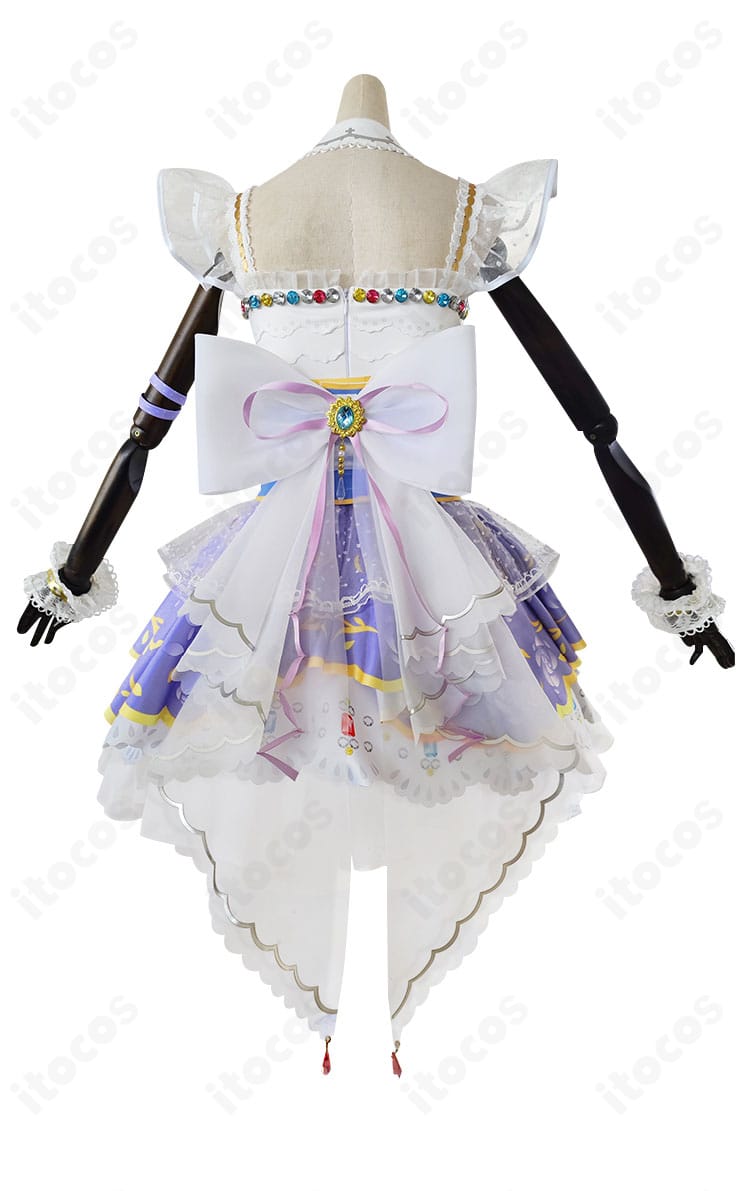 東條希 ロイヤルプリンセス編コスプレ衣装の背面。大きな蝶結びと背飾りのレイヤー構成を強調した写真。