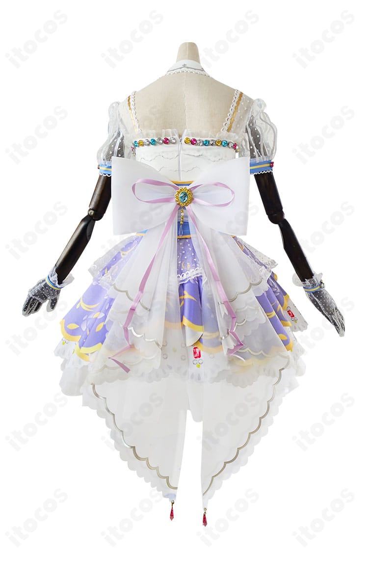 ラブライブ！スクフェス 小泉花陽 ロイヤルプリンセス編コスプレ衣装の背面。大きな背部蝶結びと後ろ姿のラインが分かる画像