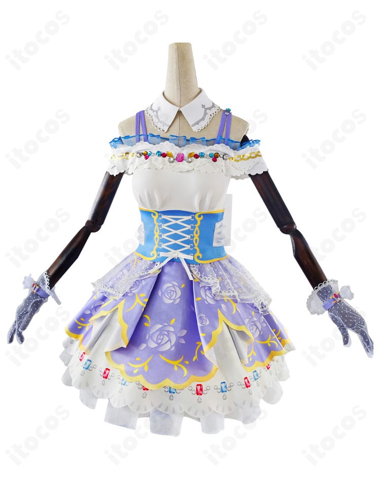 衣領・背面装飾・裾のディテールを強調した近接画像。縁取りやステッチの整い、装飾配置の精度がわかります。