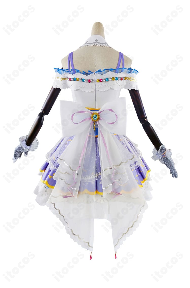 背面全景。大きな蝶結びと背部装飾がポイントで、後ろ姿でもロイヤル感が際立つデザイン。