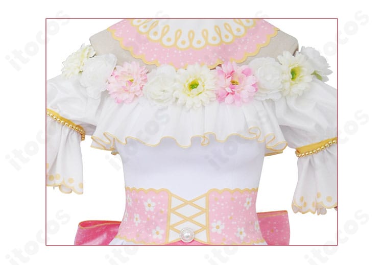 胸元とウエスト装飾のクローズアップ。精密な刺繍と立体フラワーモチーフ、ビジューの質感を示すディテール写真