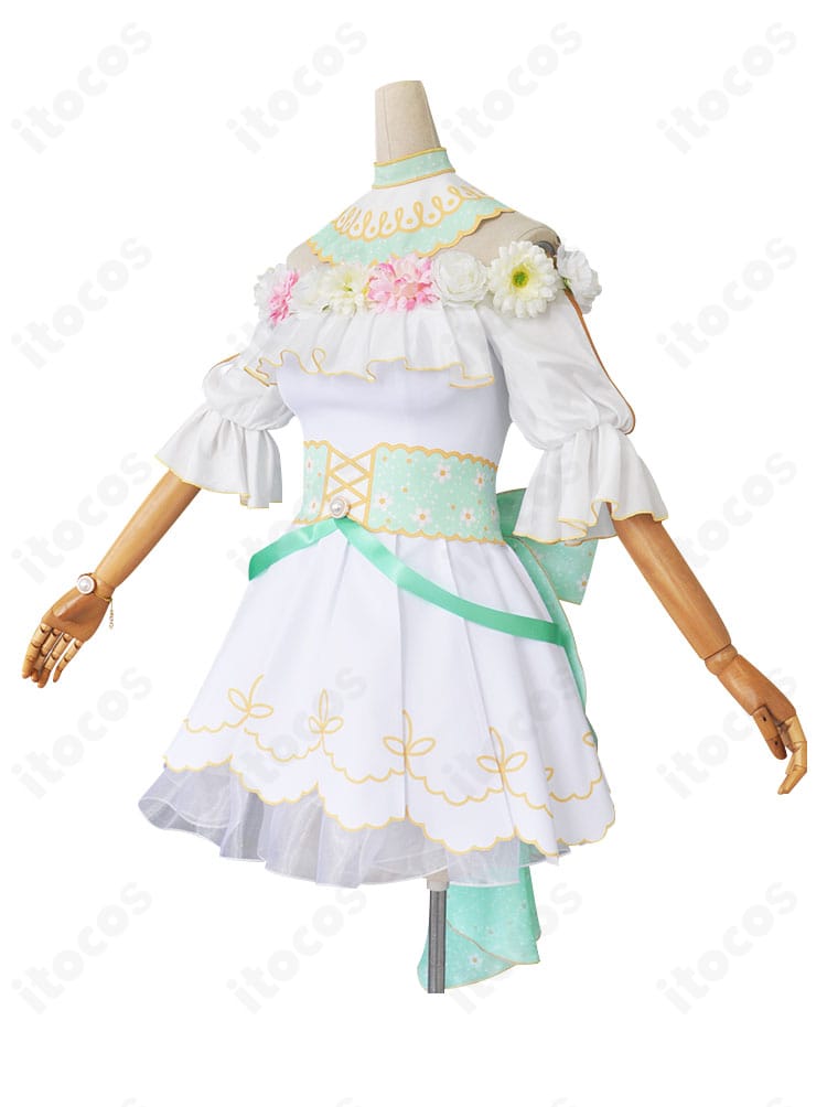 小泉花陽「フラワーフェスティバル編」衣装のサイドビュー。スカートのフレア感と腰飾りの立体感、袖口の装飾を強調