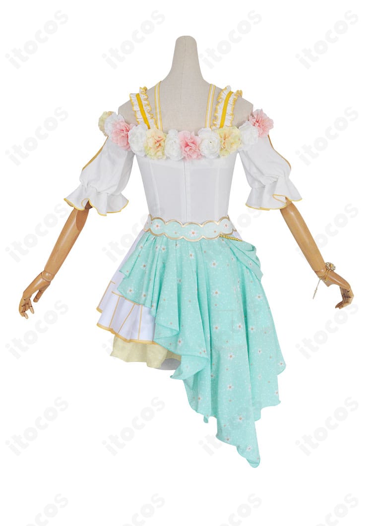 絢瀬絵里コスプレ衣装・背面画像。背中のラインとリボン、装飾の配置を確認できる。