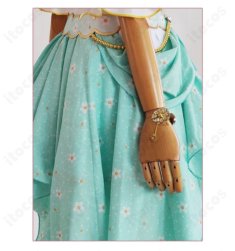 絢瀬絵里コスプレ衣装の腕飾り詳細。手首回りの装飾や留め具の作りを確認できる。