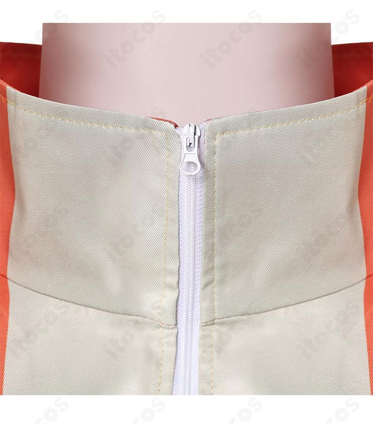 襟元のクローズアップ。刺繍と装飾の精密さがわかる円城寺仁（ジジ）コスプレ衣装の襟ディテール。