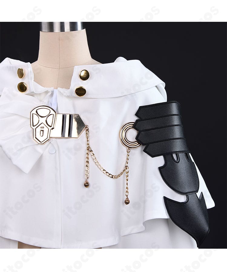 終わりのセラフ 百夜ミカエラ 衣装の装飾ディテール。胸元と縁取りの刺繍・装飾パーツの質感がわかるクローズアップ