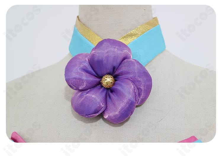 初音ミク 和バニーの花型チョーカーのクローズアップ。首元の可憐なアクセントを強調しています。