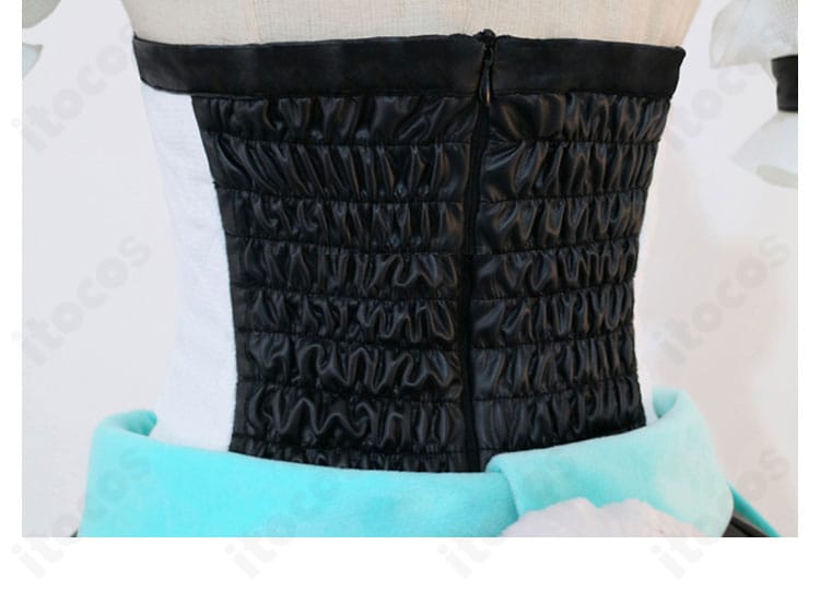 襟ぐり（衣紋）部分の装飾アップ。縁取りとステッチの仕上がりが分かる画像。