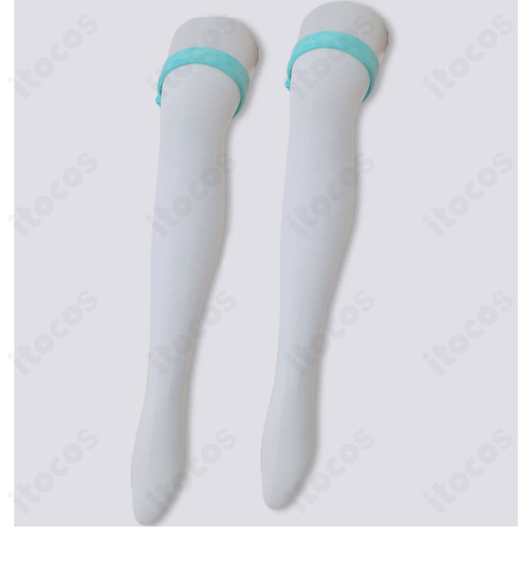 脚元装飾と靴下のアップ。編み目の表情とラインの見え方を示す画像。