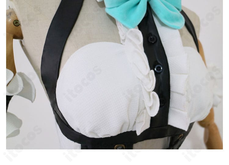 ワンピース装飾と刺繍のアップ。胸元〜腰の意匠と縫製の丁寧さを示す画像。